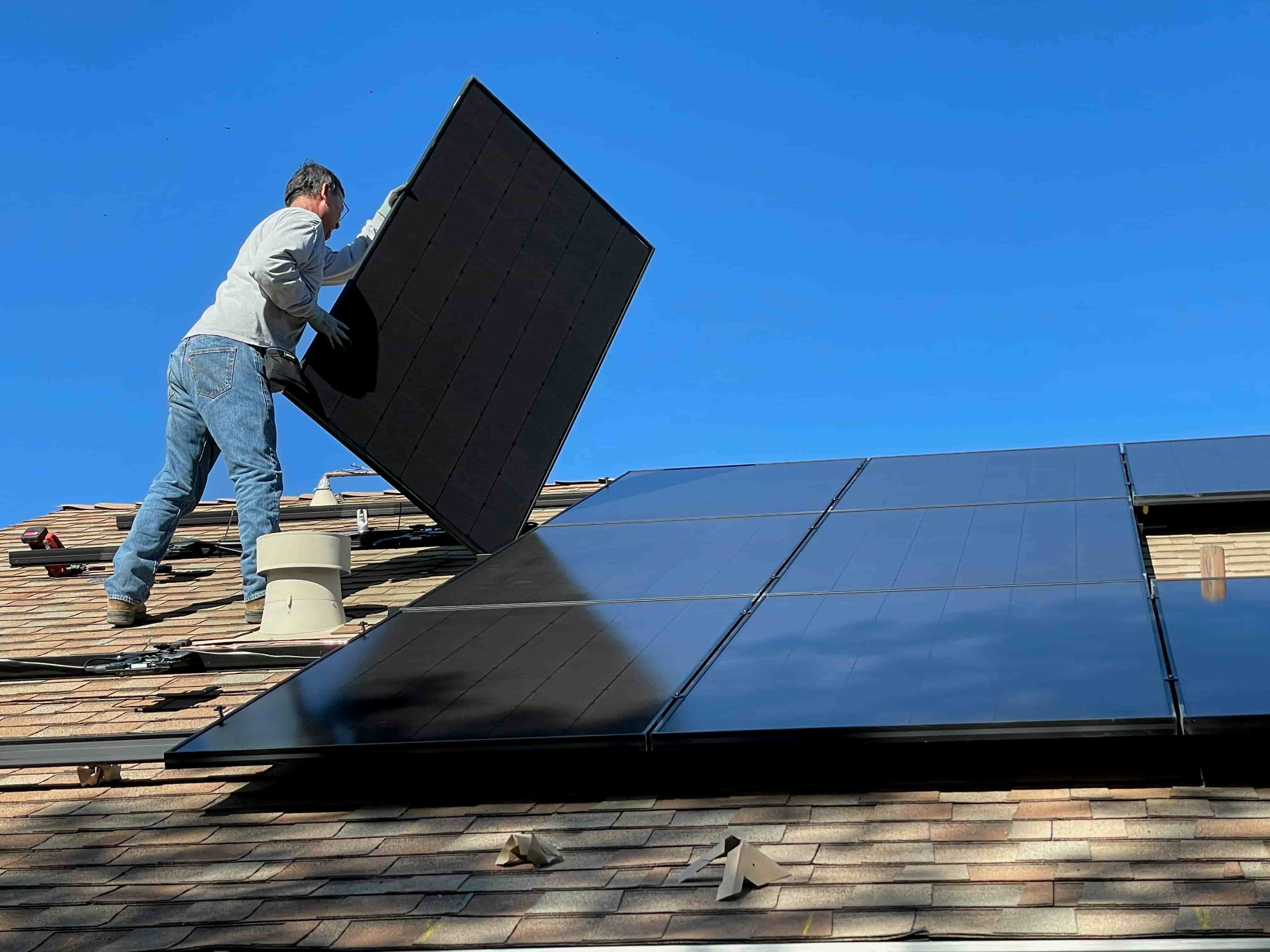 solaranlage-dachmontage-wohngebäude-gemeinschaftliche-gebaeudeversorgung-min